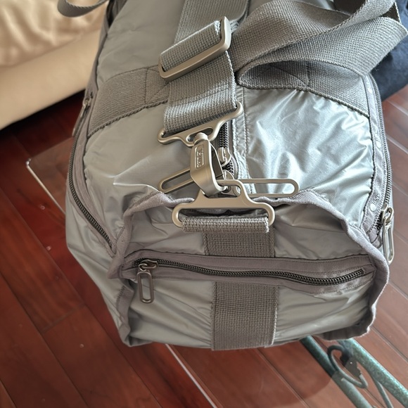 LeSportSac Essential Weekender Bag | Medium | Light Grey Silver & Gray Straps - Picture 6 of 13